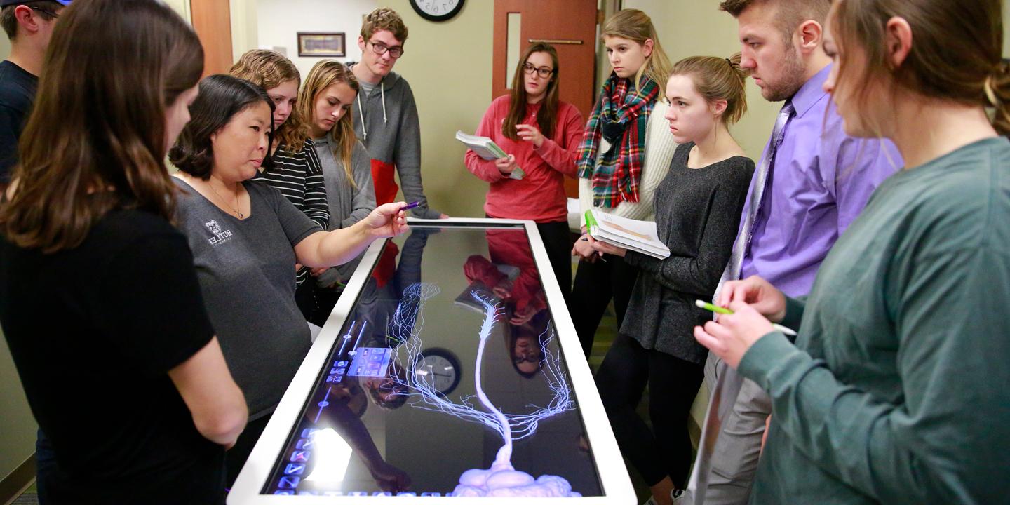 学生用互动技术学习解剖学
